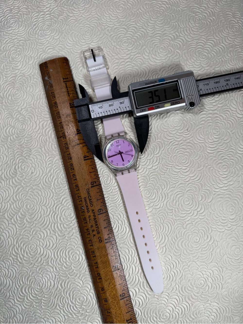 SWATCH Ultrarose Standard GE714 pink and white watch with date/day. - Picture 8 of 8